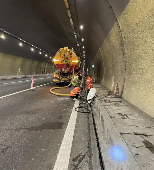 东宁隧道排水渠清淤